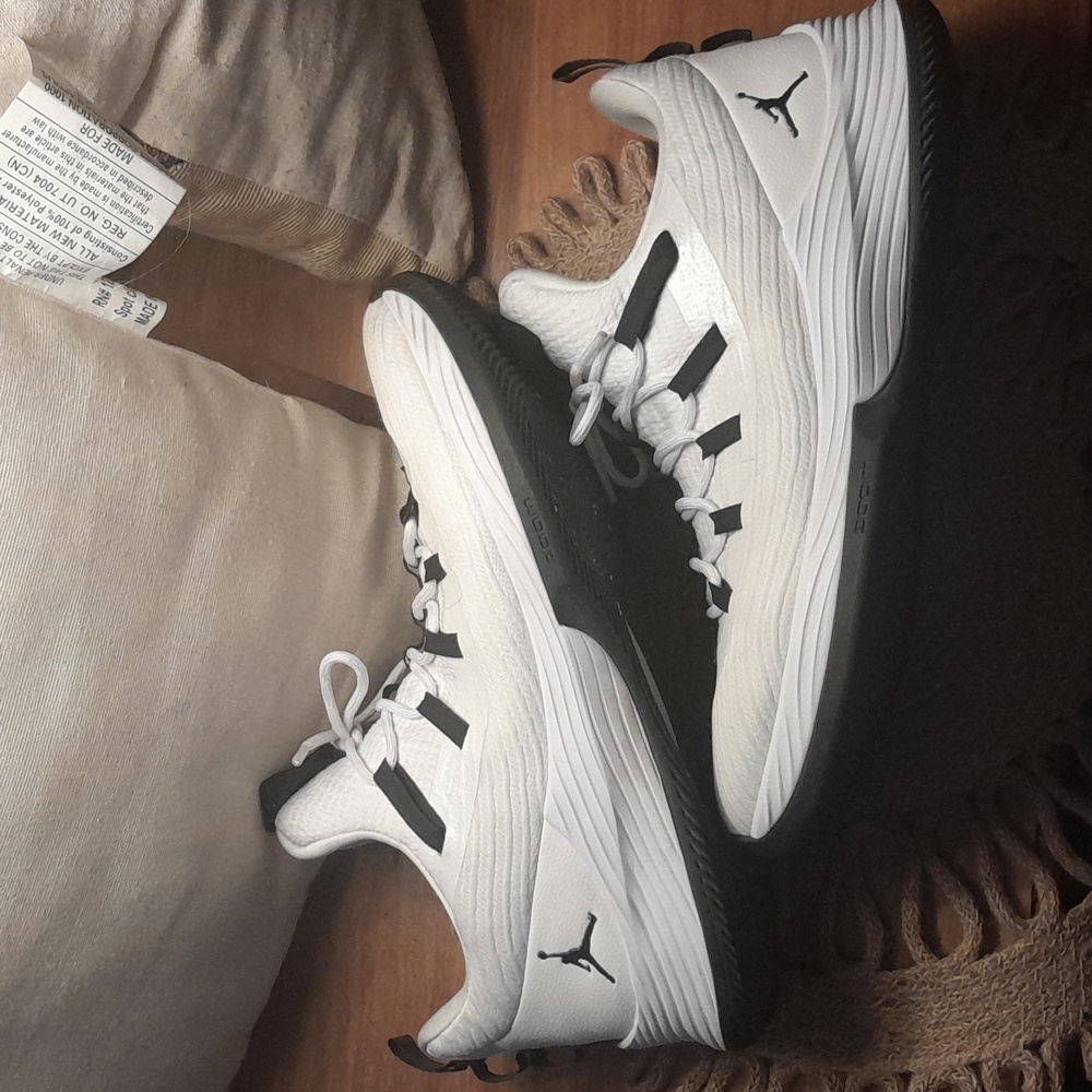 Men's Jordan White and Black Low-Top Athletic Sneakers - Picture 9 of 12